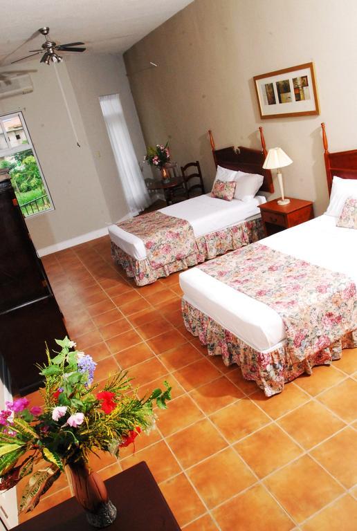 Guest House Villa Mishkan Runaway Bay Rom bilde